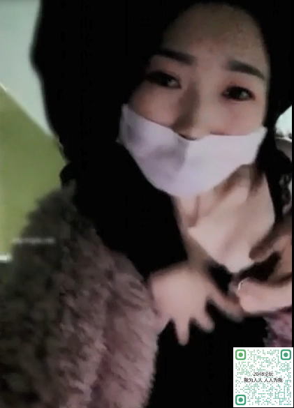 高顏值女主播為了以後能在網吧直播居然色誘保安到值班室啪啪乾完用口罩擦內射