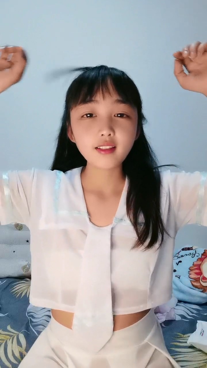 年輕小媽咪 生完孩子出來掙奶粉錢了 露臉嬌小可愛 揉著小奶子自己摳騷穴 淫水還是那麼多