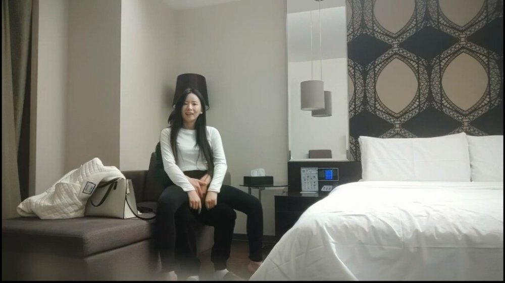 用利抽插極品白衣週邊女神，美腿黑絲口屌摸穴，騷的很一直喊爸爸，人肉打樁機，逼多要操爛了