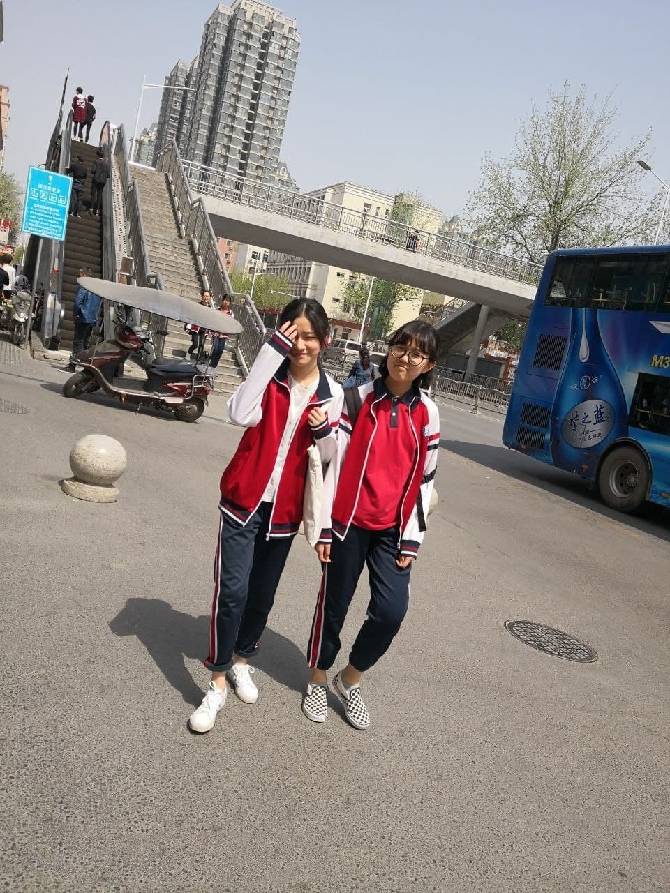 學校接表妹回家，車上她不斷撩我 沒把持住 在車上把她給辦了