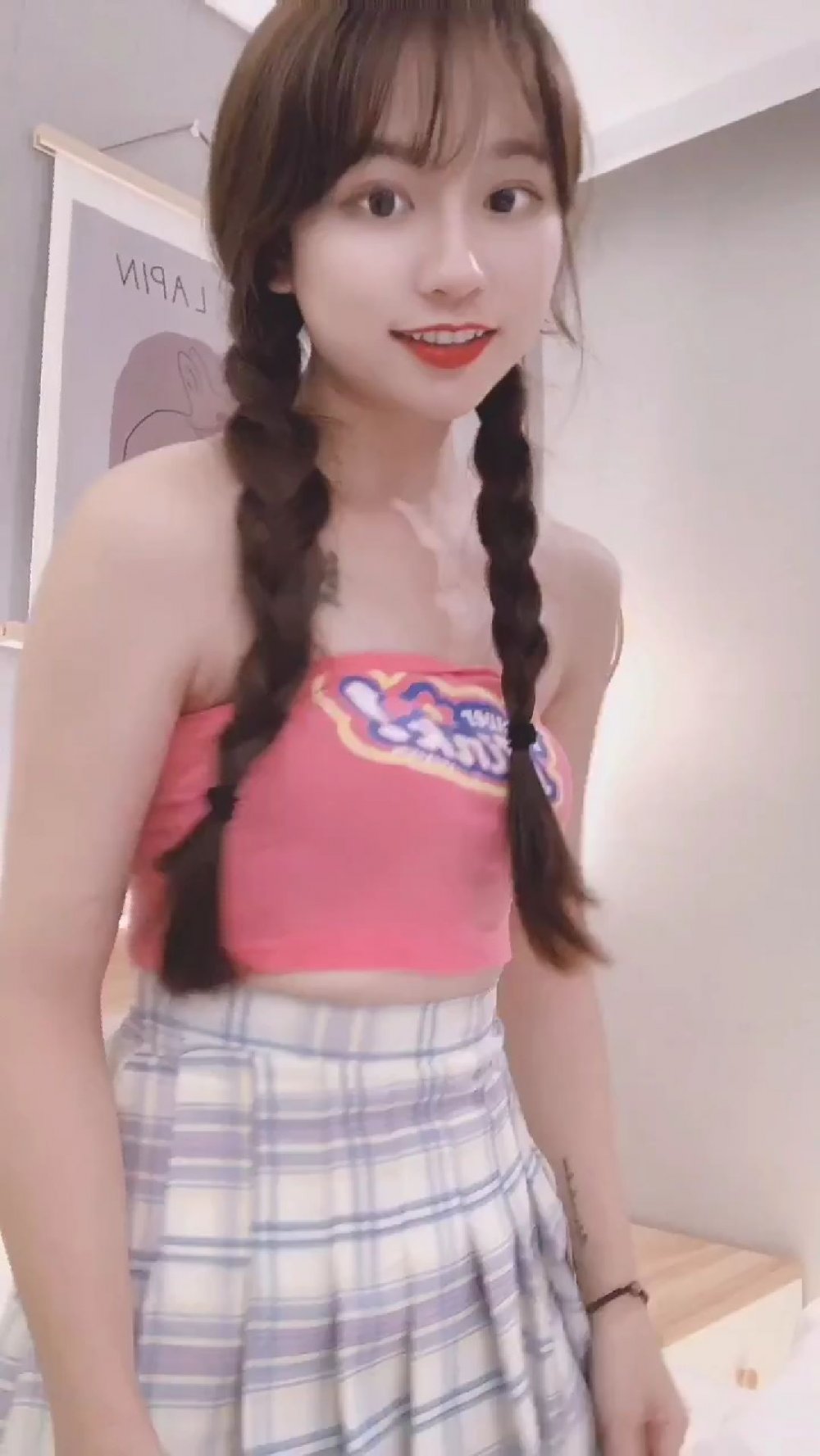國產網紅欲女清純可愛的臉蛋裡透露出一股風騷的勁兒和炮友嘗試各種體位的做愛