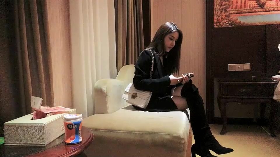 高筒黑靴頂級大長腿週邊美女 談好價現金支付 口交舔弄吸吮奶頭 床邊扛起雙腿抽插 扶著屁股後入撞擊猛操