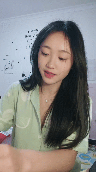 [MP4/856MB] 晚自習回來悄悄直播賺生活費，小淫穴摸摸就流汁水，掰穴誘惑狼友