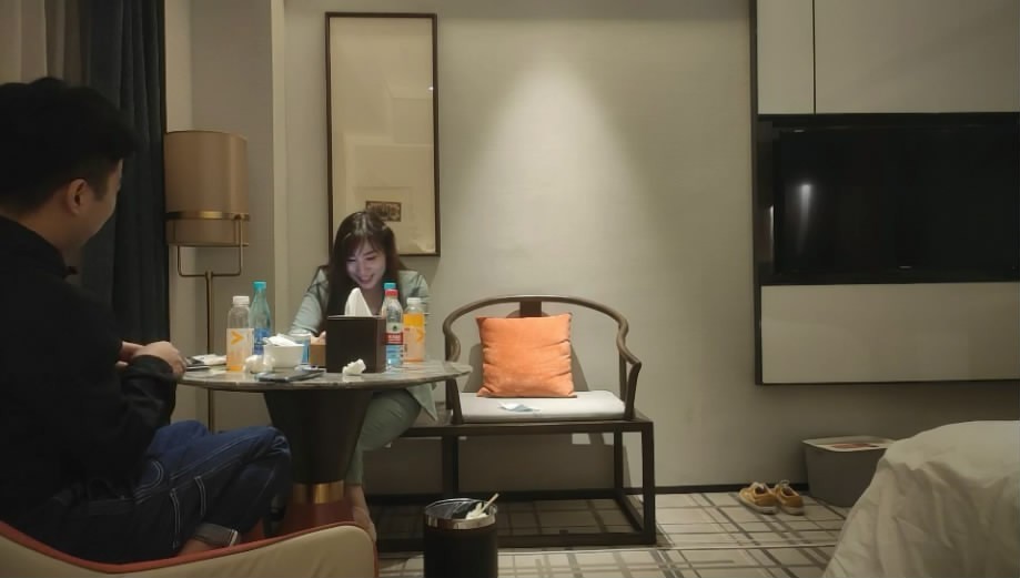 [MP4/659MB] 小胖約泡搞金融少婦阿姨一頓宵夜搞掂還誇小胖帥差點沒把我笑噴