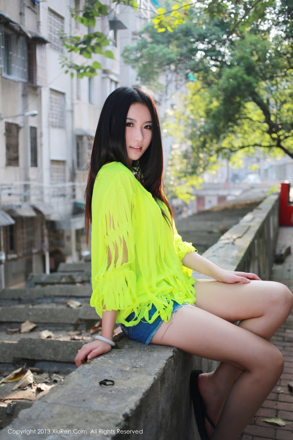 豔麗的黃色，超短的牛仔褲[20P]