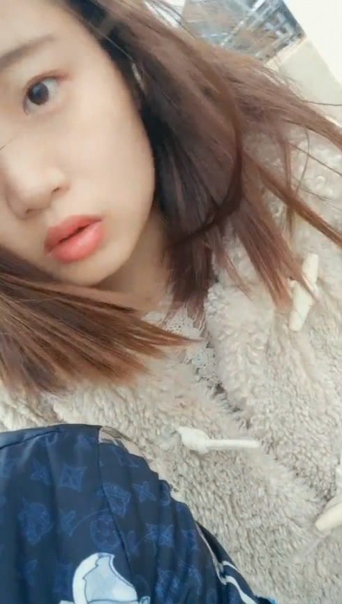 外表青澀巨乳肥B年輕妹子背著男友約炮友跑到高層天臺啪啪很有感覺邊插邊往外流淫水剛操完妹子男友打來電話
