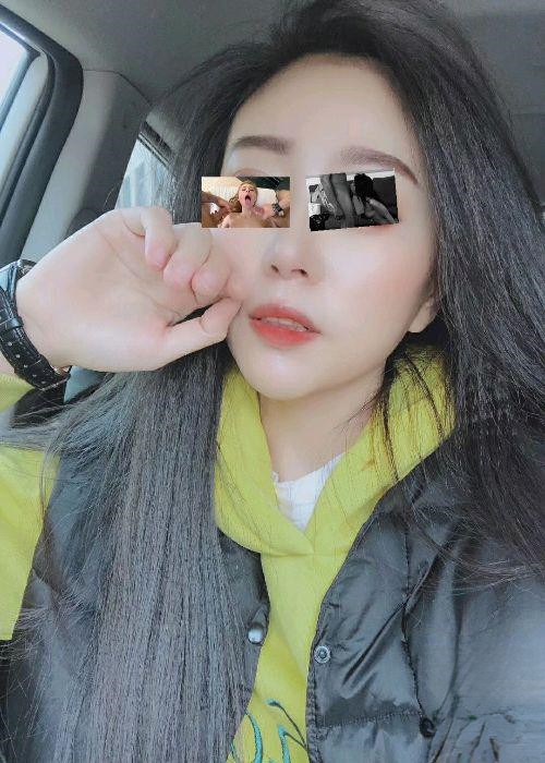 我和風騷表嫂在家亂倫的日常，穿著黑絲的表嫂被我從客廳操到臥室不停歇，三十多歲的嫂子風韻猶存