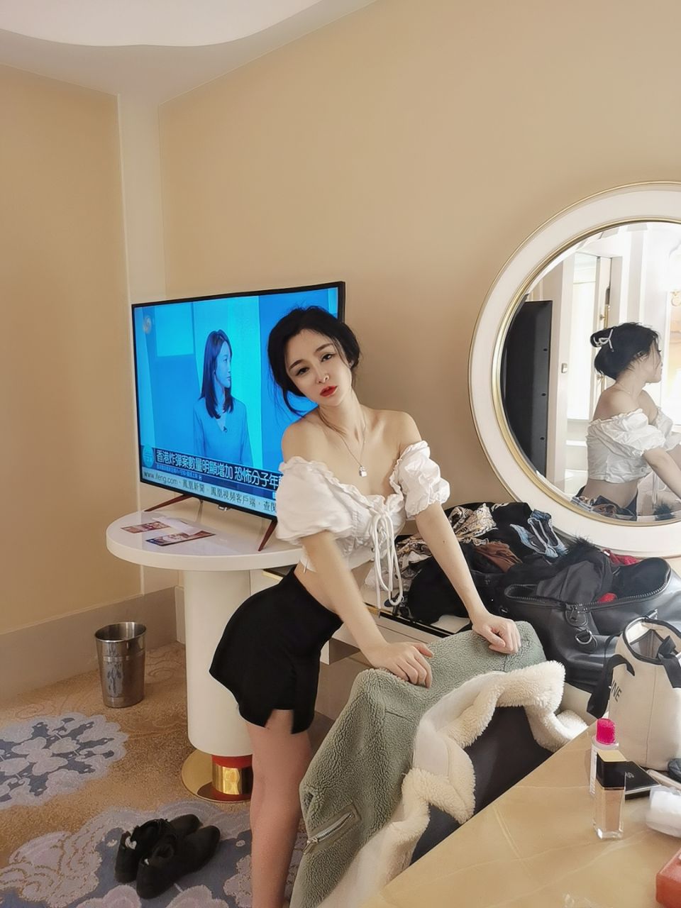 高顏值小妮子【迷人蔓】，逛完街吃完飯，回豪華套房，被土豪猥瑣胖男狠狠修理，沒有錢乾不到的美女啊！