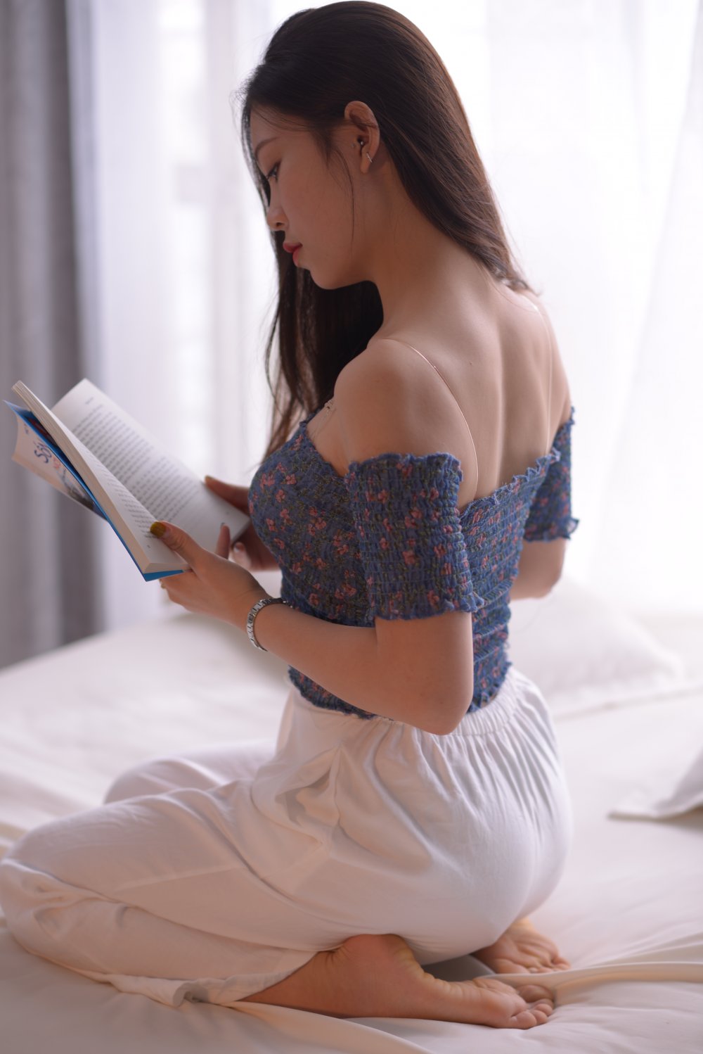 白嫩小姐姐內褲濕一片[55P]