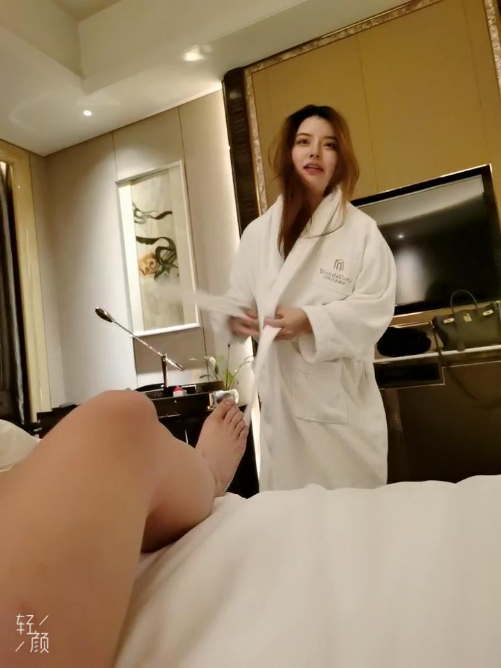 養了一段時間的婊子，想接盤的來，看大神如何調教女神，'你今天把我拍的太醜了'，歐巴！ 立馬乖乖吃雞