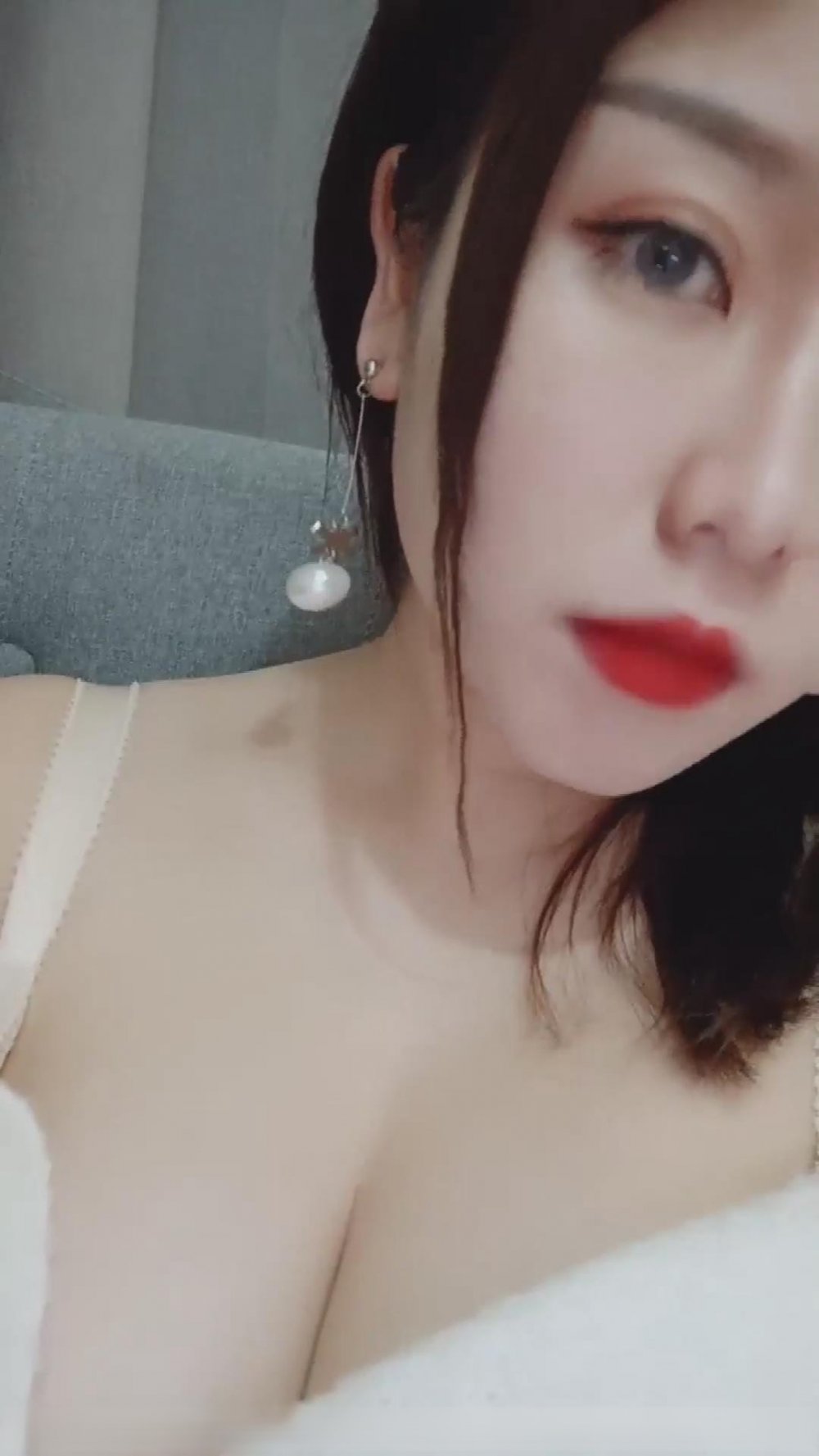 豐乳肥臀美少婦和乾兒子在酒店偷偷幽會，胸大膚白屁股大，舌吻舔B花樣多騷到骨子裡