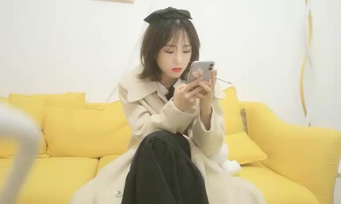 18歲超級清純的蘿莉洛麗塔制服，剛發育好的奶子，害羞的樣子簡直太可愛，大戰接近尾聲時，突然冒出另一猛男，蘿莉表示吃不消