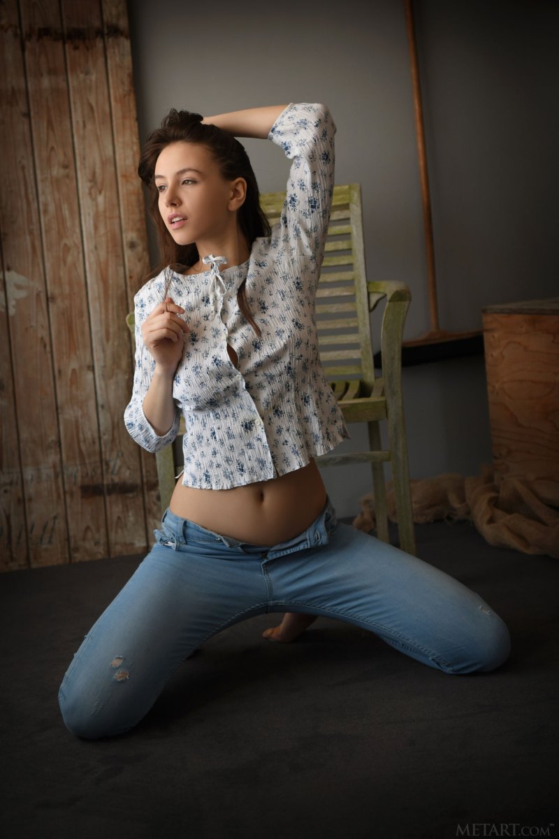 Burning hot young doll[20P]