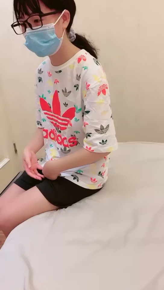 高中清純眼鏡妹初夜開苞 兩瓣陰唇飽滿肥美裂縫相當緊致 一鏡到底滾燙落紅草率了濃濃精液內射溢出！