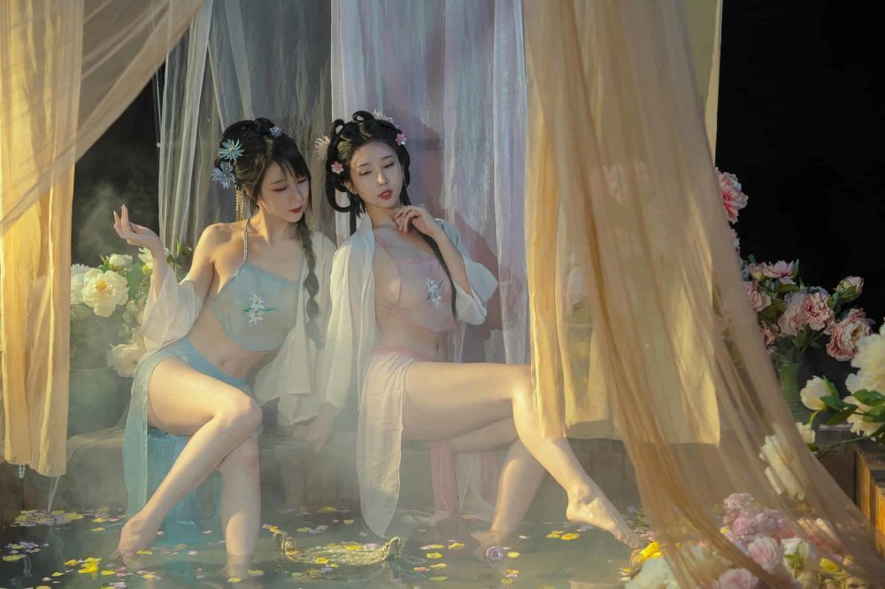 古裝在浴池嬉戲 [42P]
