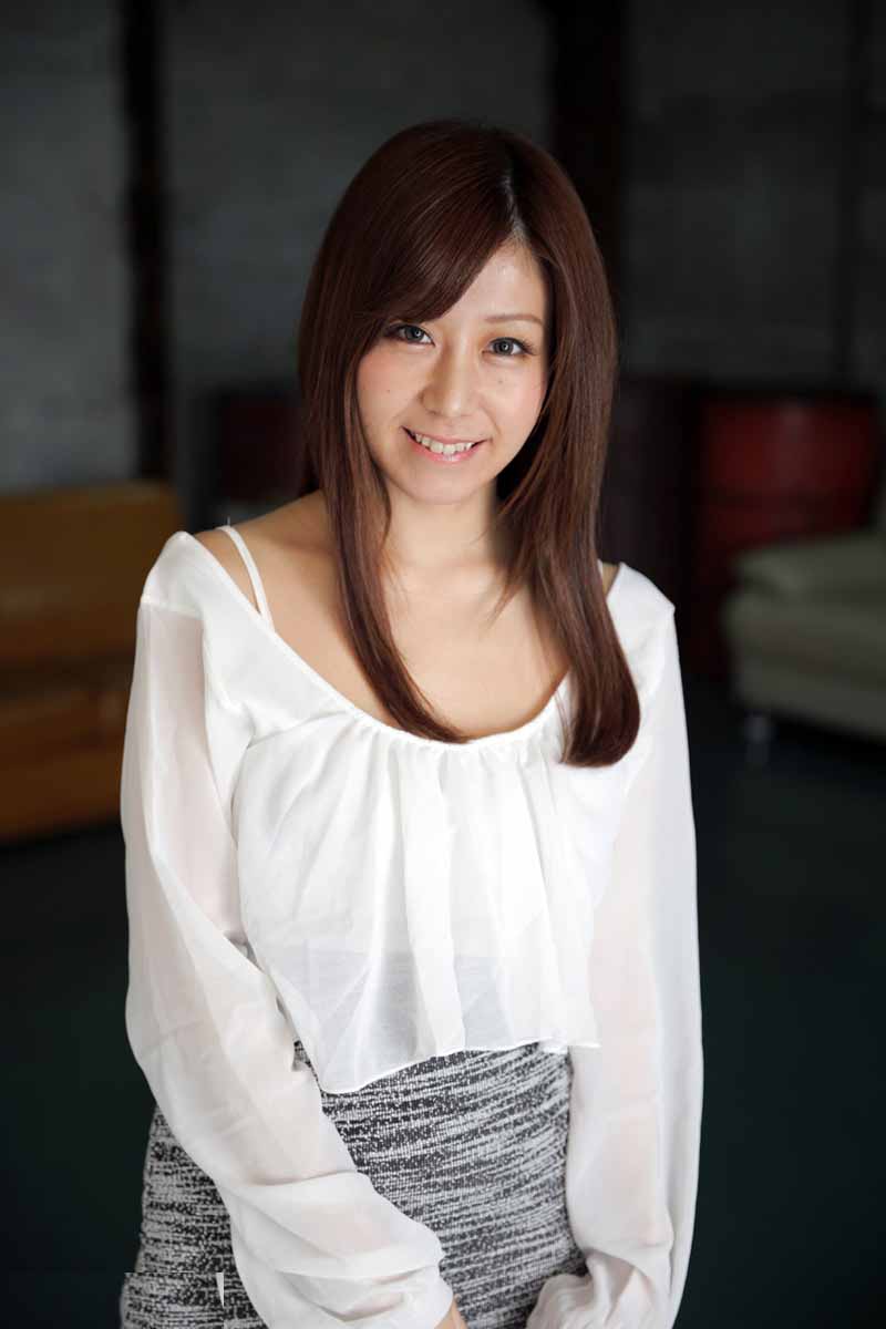 美人少婦，就這麼淫蕩的跪在幾個小哥面前恥辱調教 [22P]