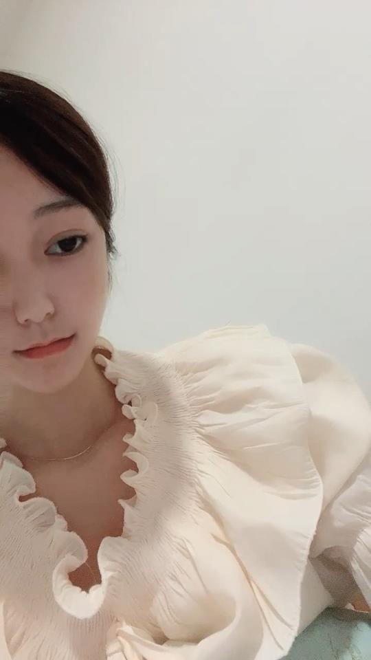 巨乳美女為了性高潮用一種增強液，拿著避孕套陷入沉思跑到廁所自慰一番滿足尿尿特寫