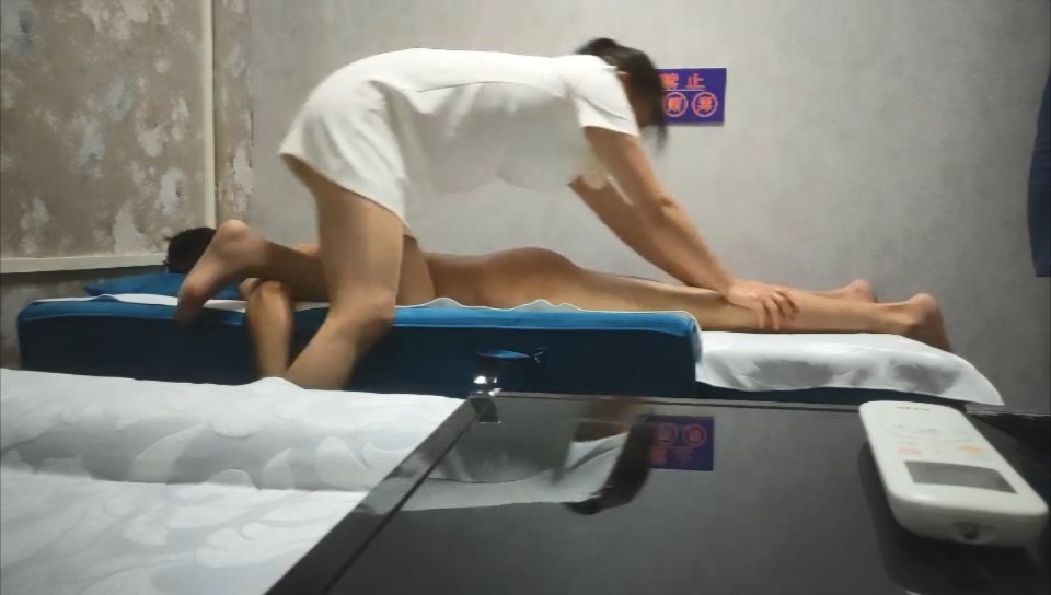 會所女探花小哥玩大保健，騷女大姐按摩玩雞巴，深喉口交棒棒噠，讓小哥揉奶玩逼各種抽插，浪叫不止精彩刺激
