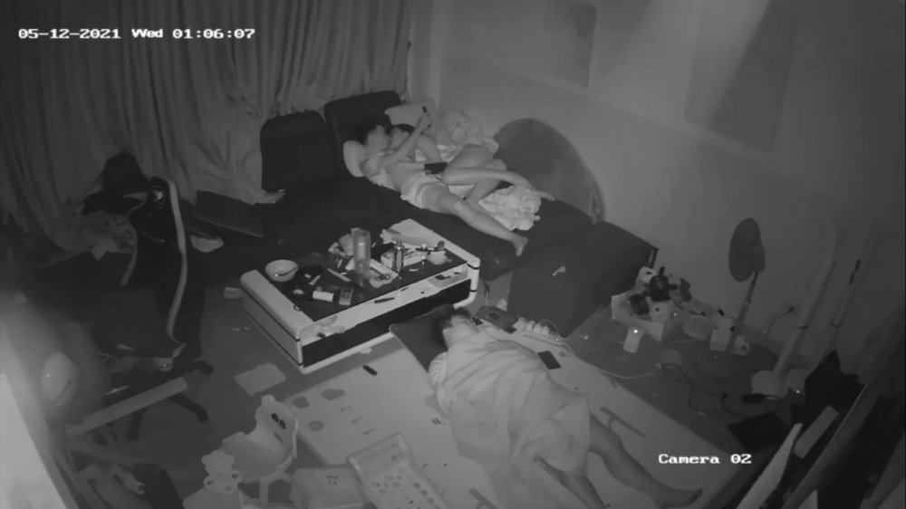 【破解家用攝像頭】偷拍夫妻行房事做愛，女的說“你朋友在下面，看到多不好意思”