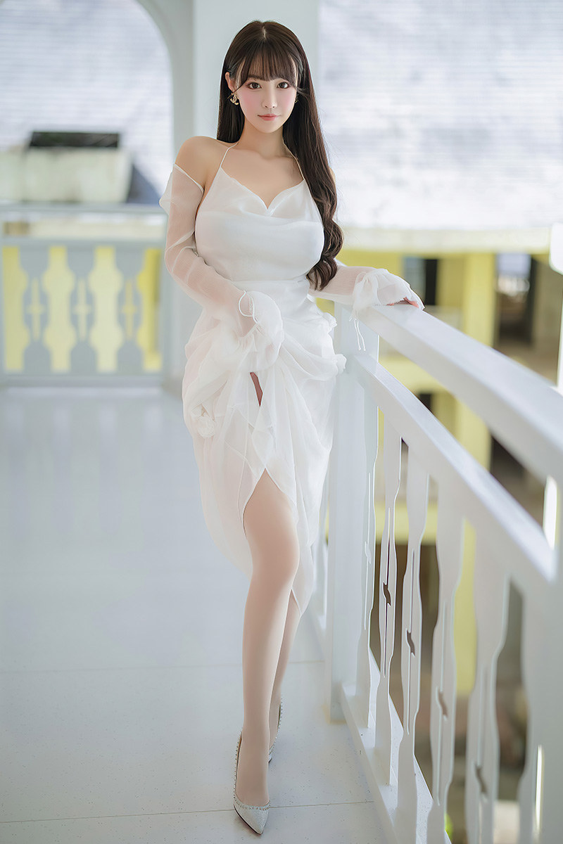 誘惑白色吊帶兒短裙 [24P]