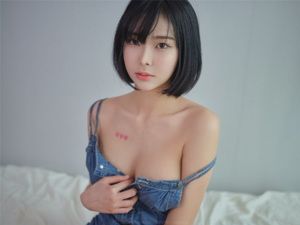 穿藍色牛仔裙的女孩[22P]