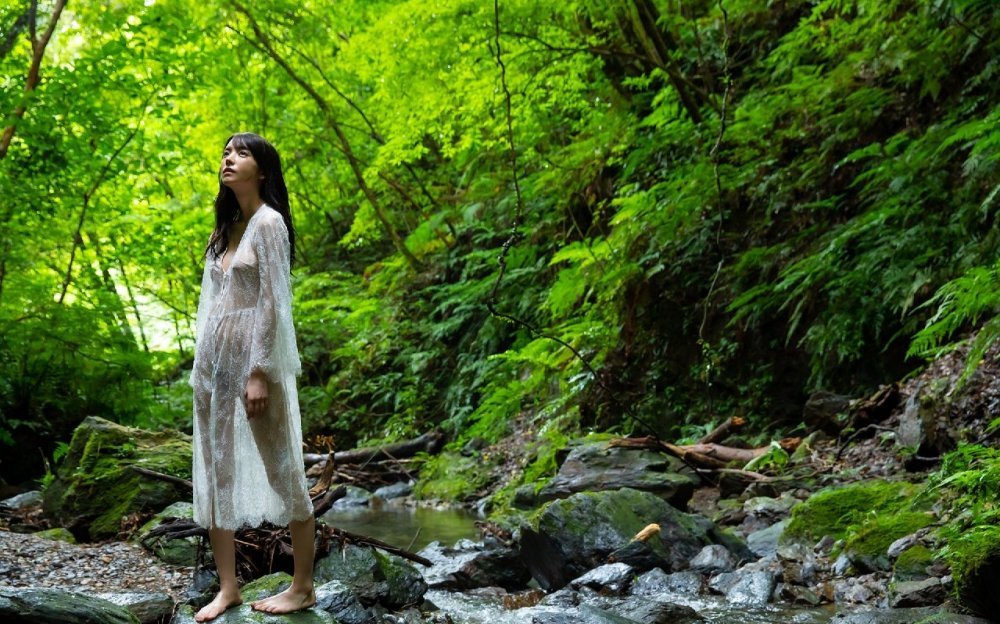 山溪中的姑娘[22P]