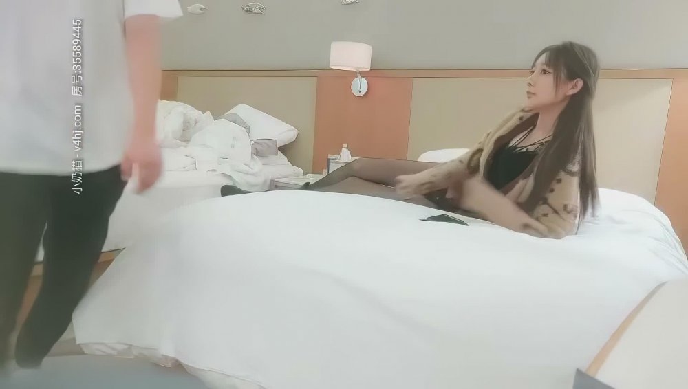 【探花李尋歡】繼續約170cm車模甜甜，這次小李膽子大了，敢在近點開干，一飽眼福，第一炮以無套內射完美收尾