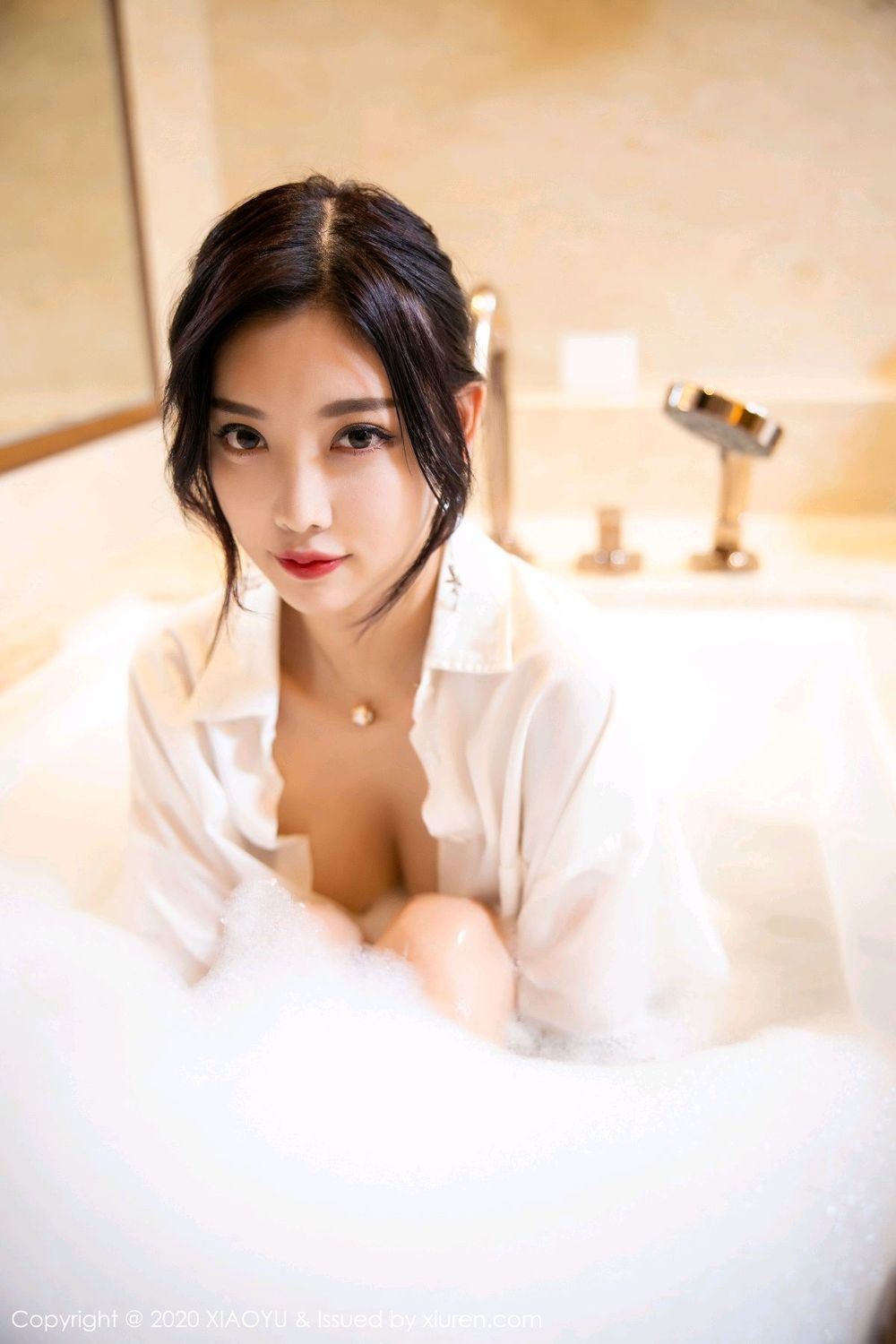 浴室裡的齊逼短裙大長腿美女[22P]
