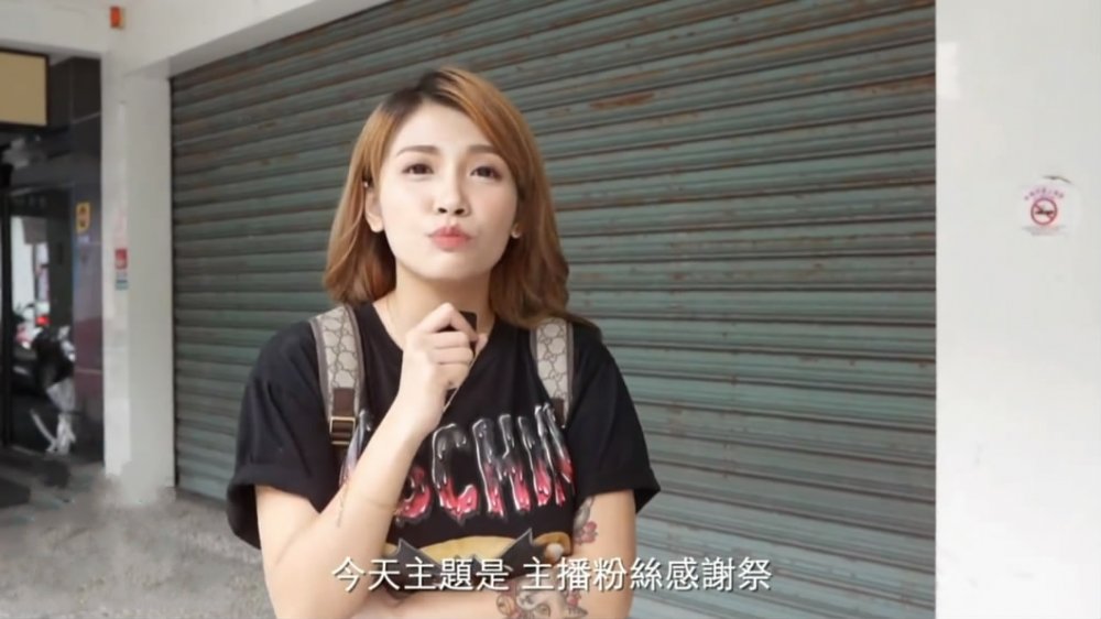 國產劇情AV堅挺大奶網紅美女主播彎彎為了感謝粉絲街上隨機找位路人