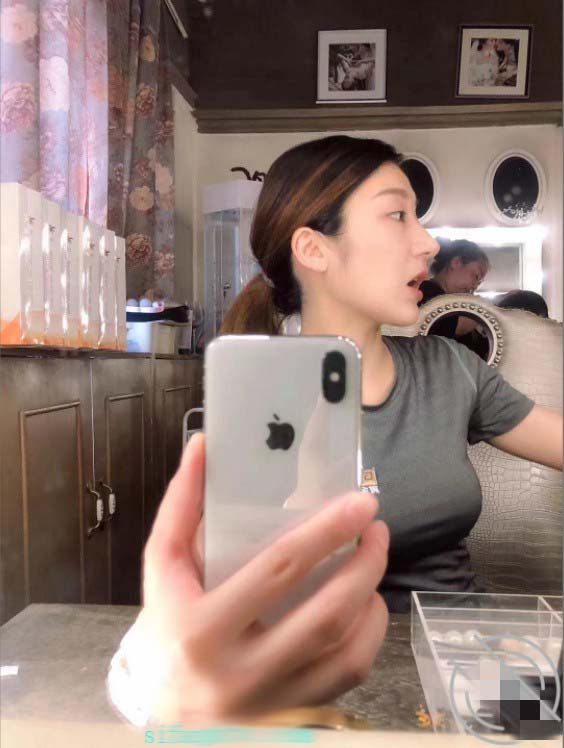 我愛操表姐亂倫 姨夫和姨客廳看電視 我在房間瘋狂強操表姐竟還內射