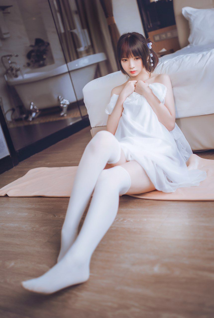 白色高筒襪的小姐姐[24P]