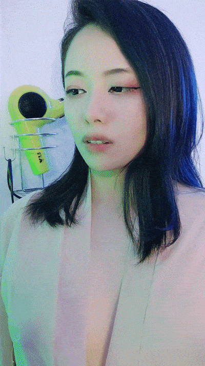 氣質禦姐真實女同帶假屌操逼，浴室洗澡互相噴尿，舌吻摸穴很是享受，翹起大肥臀丁字褲，騎臉舔多毛騷逼，穿戴假JB爆插