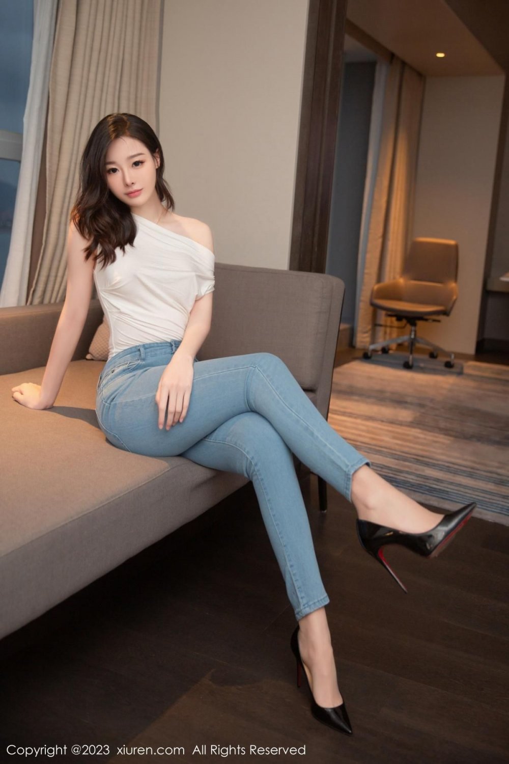 是小逗逗白色輕透衣配牛仔褲半脫露丁字褲秀翹臀絕美寫真[87P]