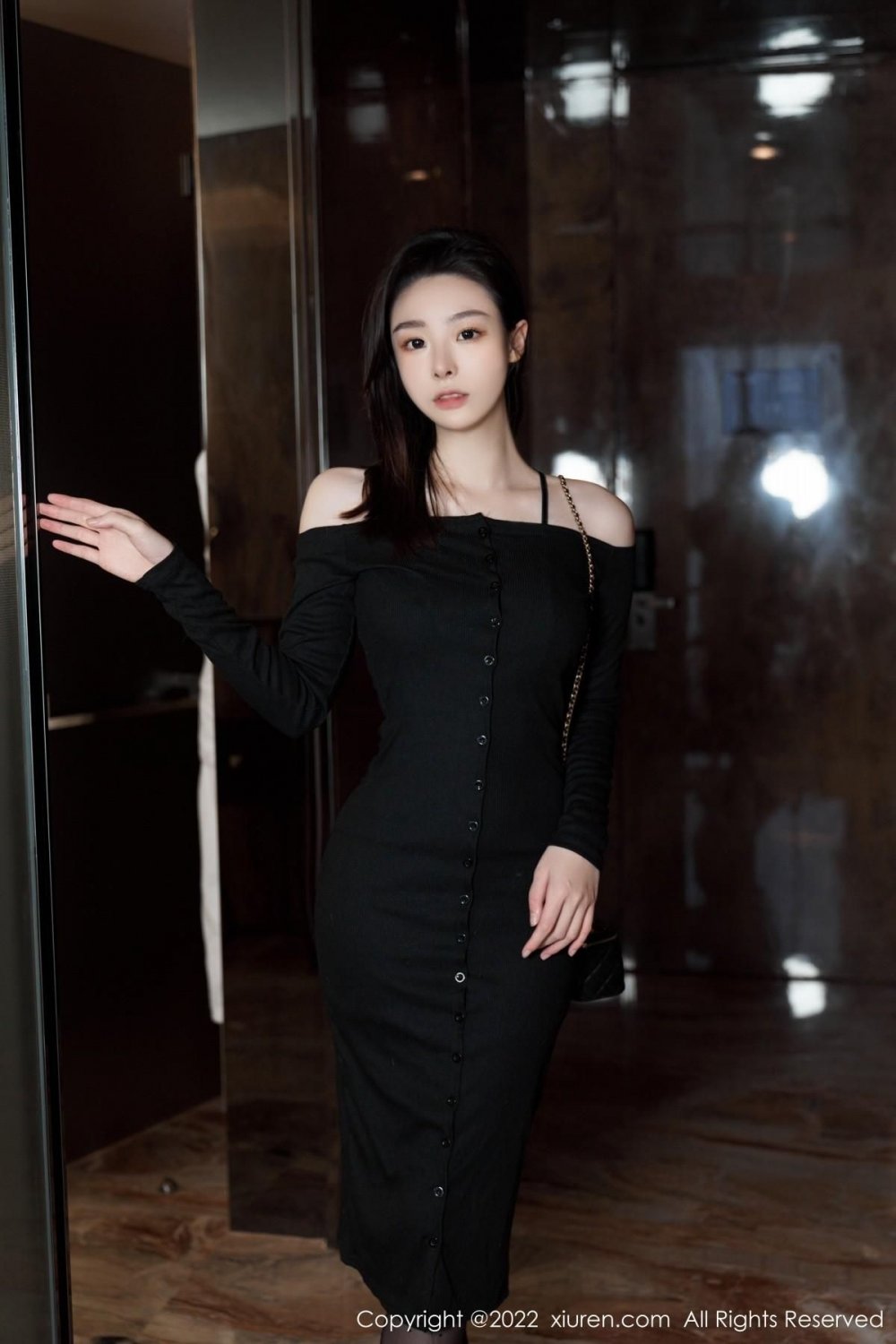 是小逗逗心願旅拍脫黑色露肩連衣長裙露蕾絲內衣絕美寫真[90P]