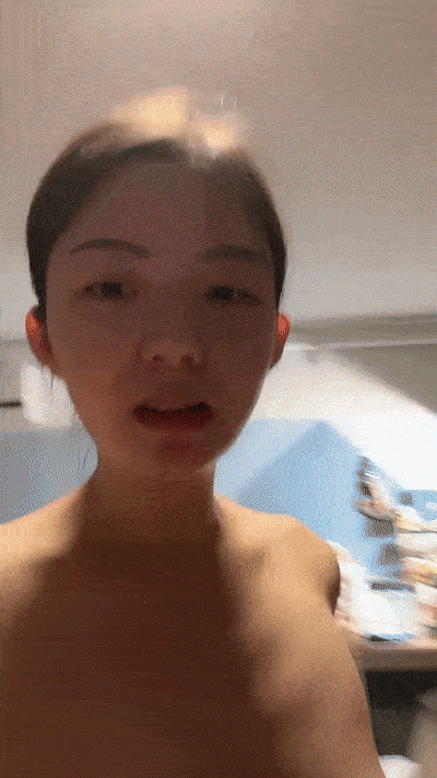 大奶美女強上小男友！ 抓着JB搞硬操逼，騎乘位扶著屌猛坐，大長吊抽插騷穴，水聲嘩嘩搞的舒服