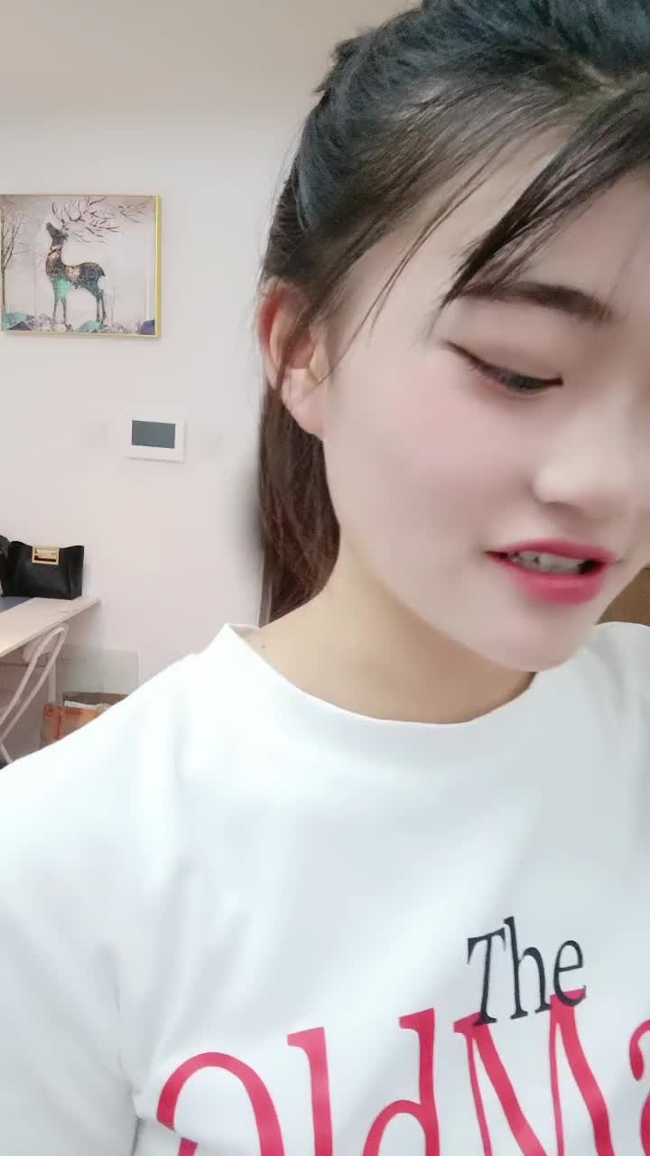 牛仔小美女跟小哥在家激情啪啪給狼友直播，全程露臉互動聽指揮，讓小哥舔逼口交大雞巴，無套抽插高潮尿尿