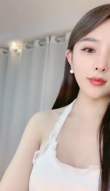 完美好身材極品模特露臉了，激情大秀直播，白絲誘惑美臀美腳，坐插道具蹂躪騷逼自慰呻吟，叫的好騷不要錯過