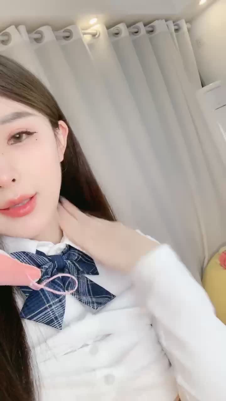 極品尤物女神模特下海大秀直播，完美好身材玩弄奶頭，坐插道具蹂躪逼逼，浪叫呻吟看著好刺激，精彩不要錯過