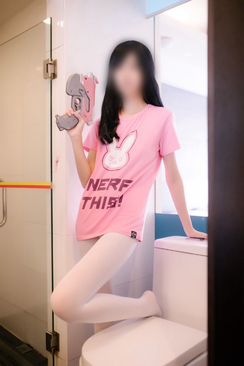 卡哇伊的粉衣玩槍少女[25P]