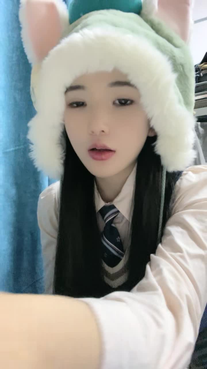 清純系大二妹妹！ 9分顏值超甜美！ 難得一線天饅頭B，白嫩巨乳揉捏，懟在鏡頭前揉穴，妹妹好想被人操