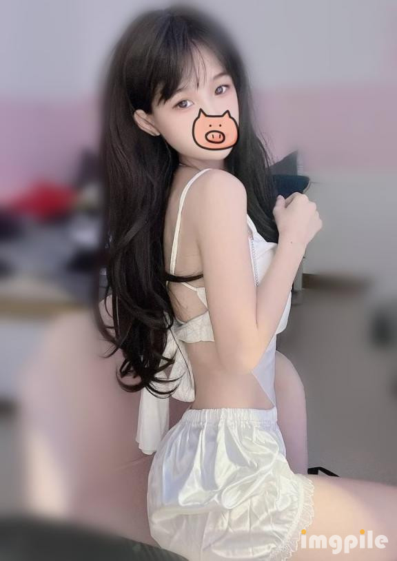 『可愛00后小母狗』❤️反差小學妹 小屁股帶上狐狸尾巴 被爸爸肏的流了好多水水，小穴都被幹腫了
