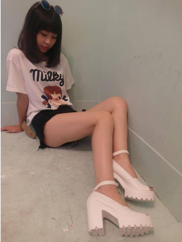 清純又漂亮可愛奶子很圓潤的小美女在宿舍被男友啪啪一臉享受之後口交后又上位