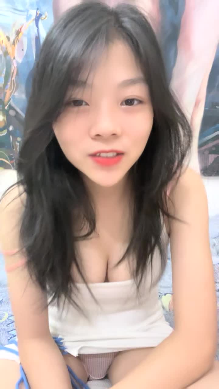 外表甜美！ 性格活潑美少女！ 近期下海炮友大戰，撩下內衣用屌磨奶頭，美腿黑絲足交，騎乘位操多毛騷逼