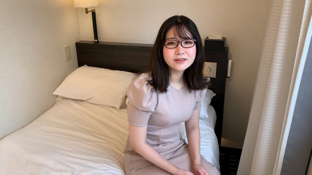 最新流出FC2PPV-3546308 帶眼睛的斯文女神，到了床上開始發騷