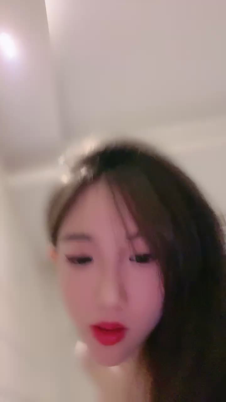 蝴蝶逼摘女小狼女，顏值很高全程露臉跟小男友激情啪啪直播大秀，淫聲蕩語互動撩騷，激情上位騷逼特寫好刺激