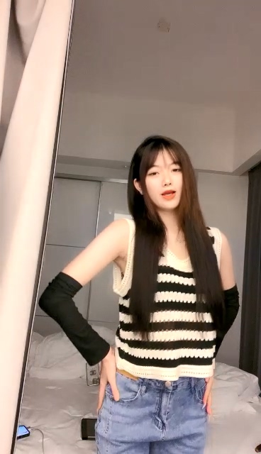 校花女神來了全程露臉乖巧可愛，絲襪高跟誘惑，性感辣舞抖奶電臀，蝴蝶騷穴特寫展示好騷啊，精彩刺激別錯過