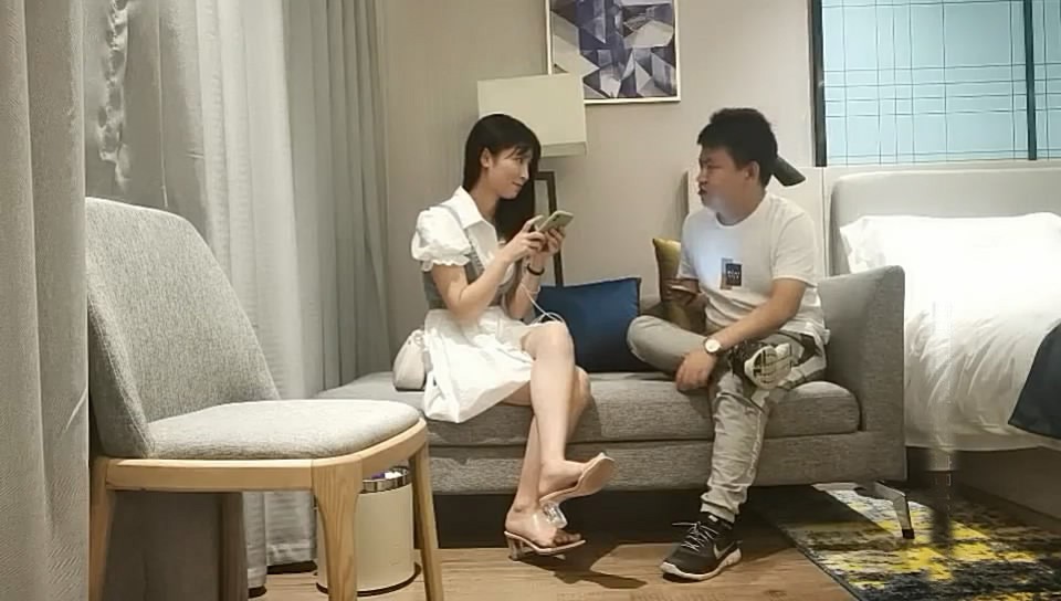 太子探花親自出馬約炮白裙美眉 換上情趣內衣黑絲啪啪