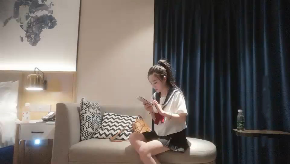 南寧直播偷拍瘦猴哥約啪顏值學生制服苗條誘人白嫩妹妹