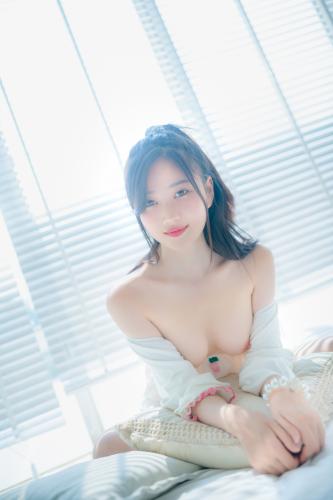 [Cosplay] 年年 – 爱吃棒棒糖的少女