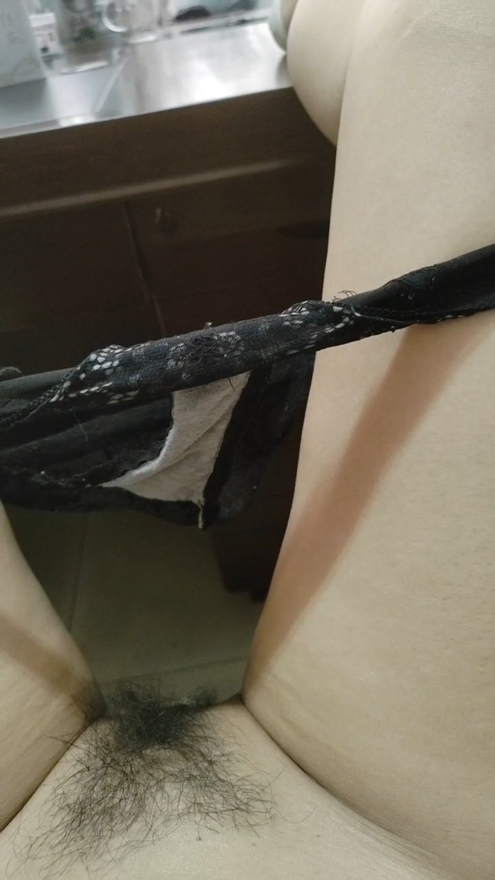 辦公室里的騷貨關起門來直播賺外快，淫聲蕩語互動撩騷，揉著奶子摳著逼浪叫呻吟，用桌角草逼玩的真花啊好騷
